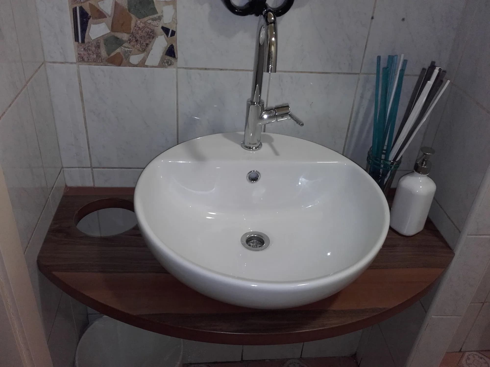 Nadgradni umivalnik na orehovi plošči