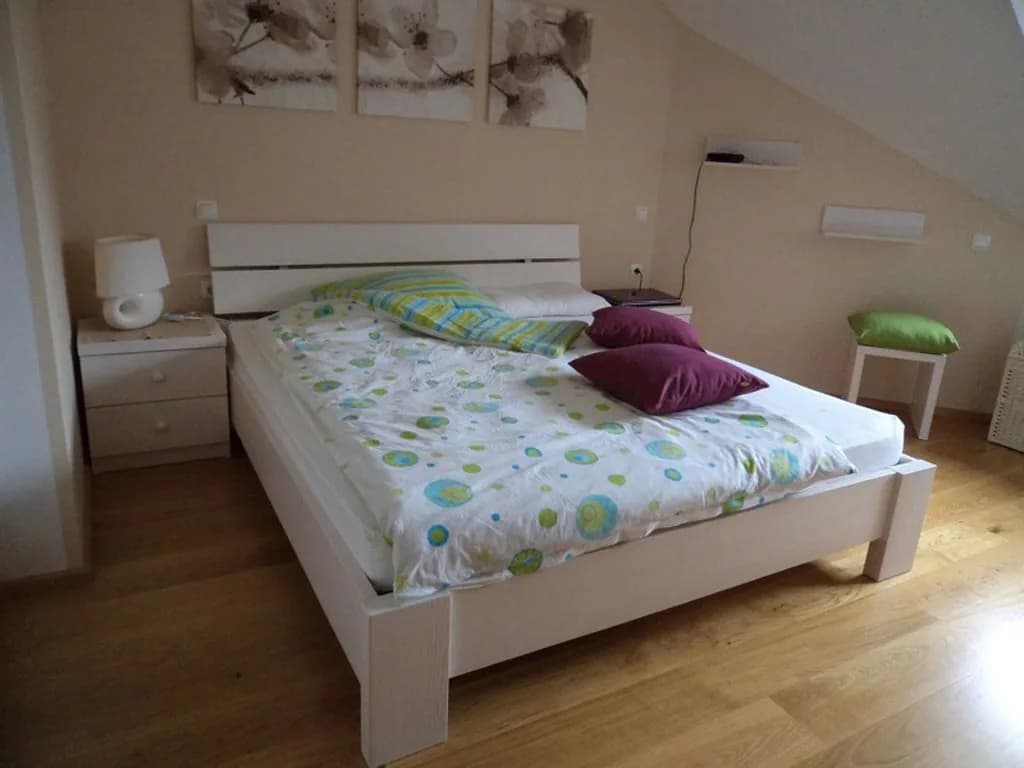 Bela zakonska postelja z nočnima omaricama