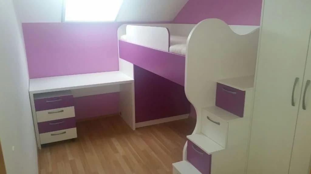 Otroška soba z dvignjeno posteljo, stopnicami in pisalno mizo v vijolični barvi