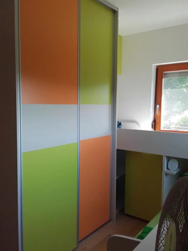 Drsna omara z barvnimi fronti v otroški sobi