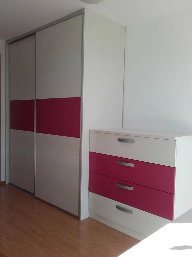 Drsna omara in komoda v beli in roza barvi