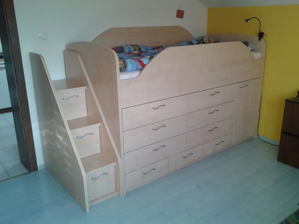 Otroška dvignjena postelja s predali in stopnicami