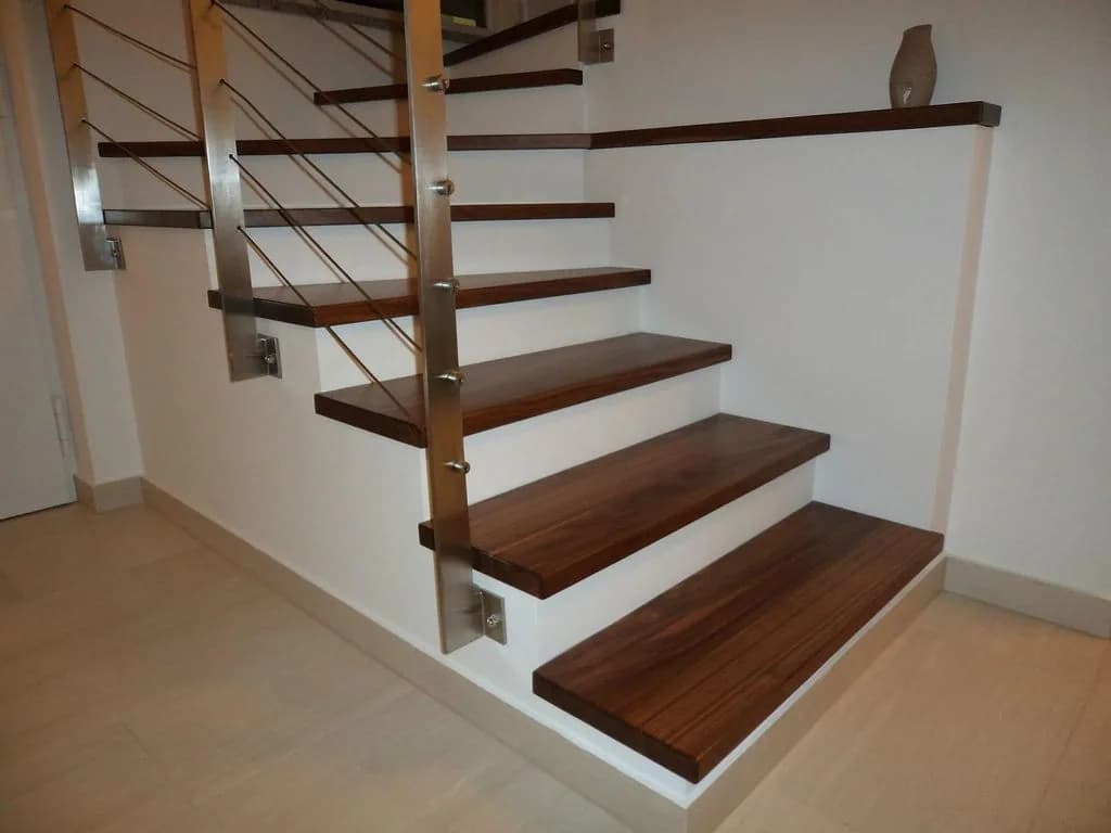 Orehove stopnice z inox ograjo