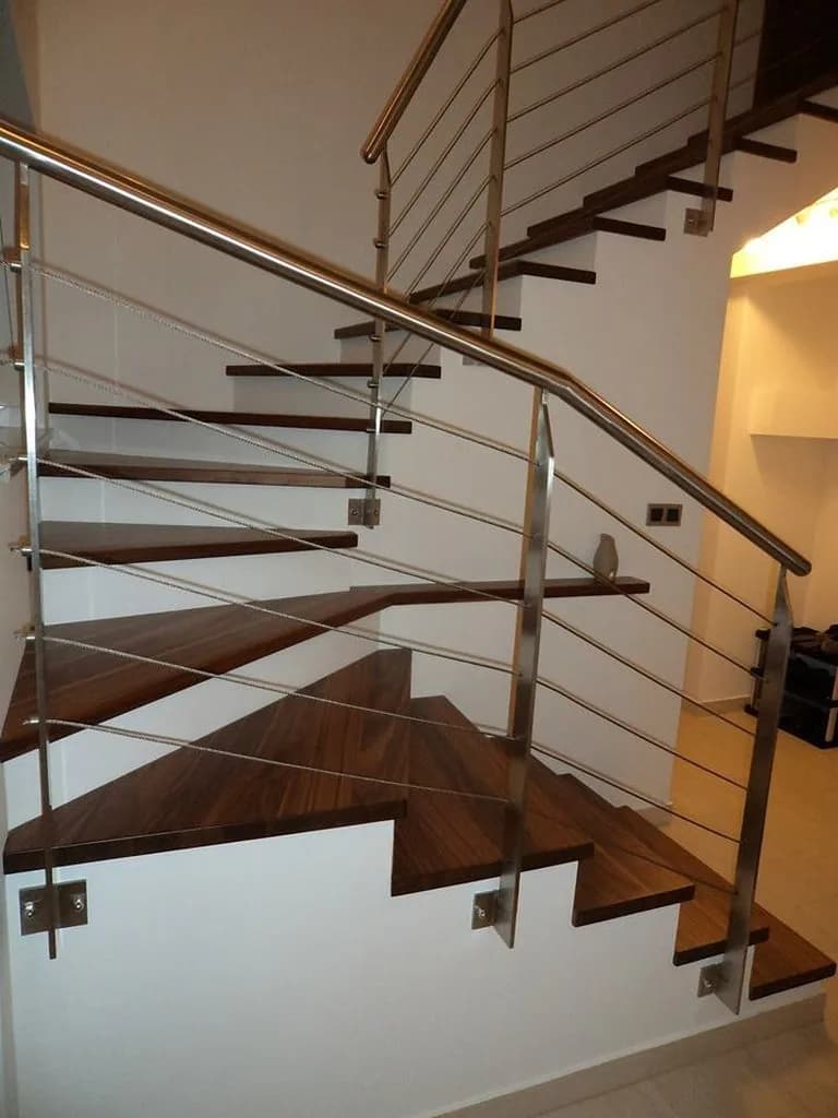 Zavite orehove stopnice z inox držalom