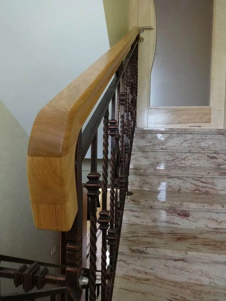 Ukrivljeno leseno držalo stopniščne ograje