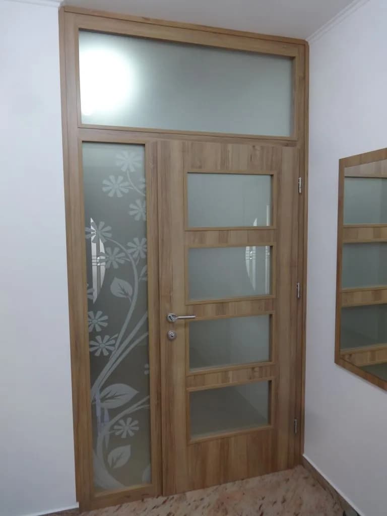 Dvokrilna vrata s peskanim steklom in cvetličnim vzorcem