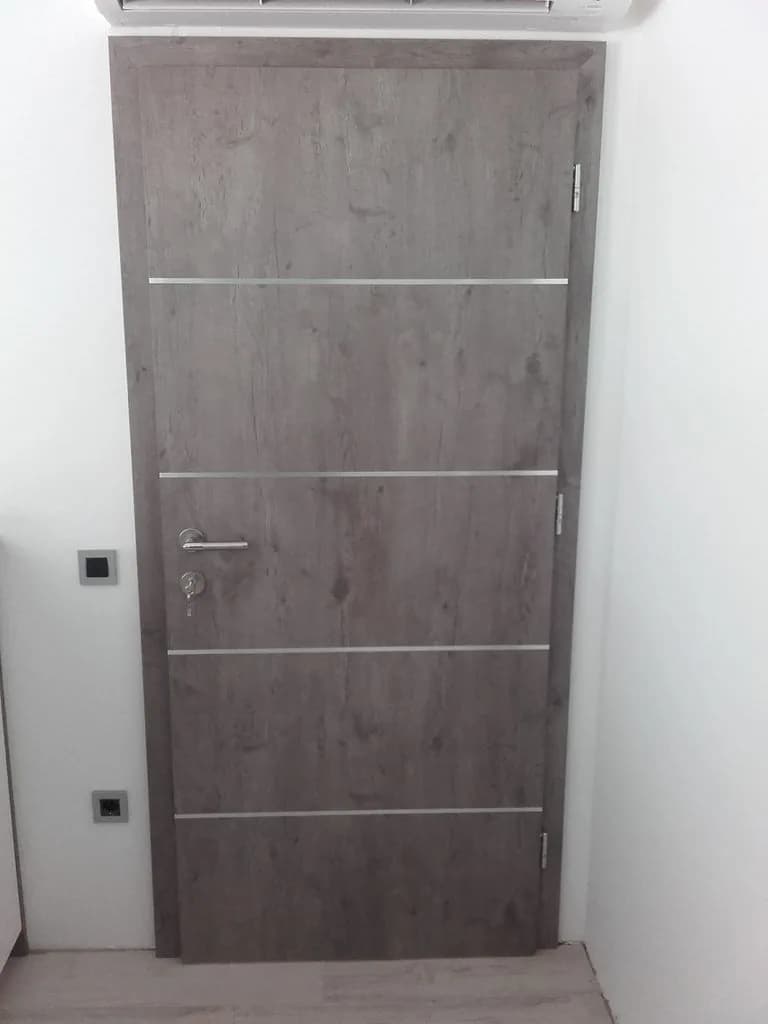 Siva vrata z vodoravnimi inox linijami
