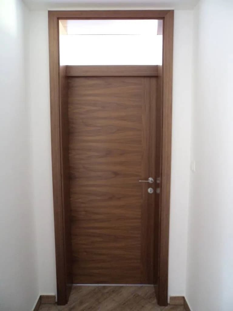 Furnirana orehova vrata z lesenim podbojem