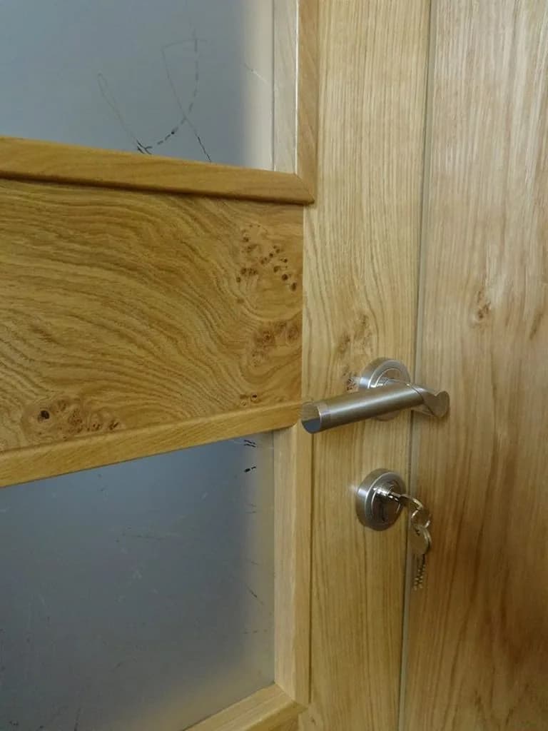 Detajl kljuke na masivnih hrastovih vratih