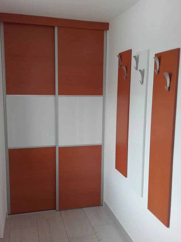 Drsna omara v oranžni in beli barvi z obešalno steno