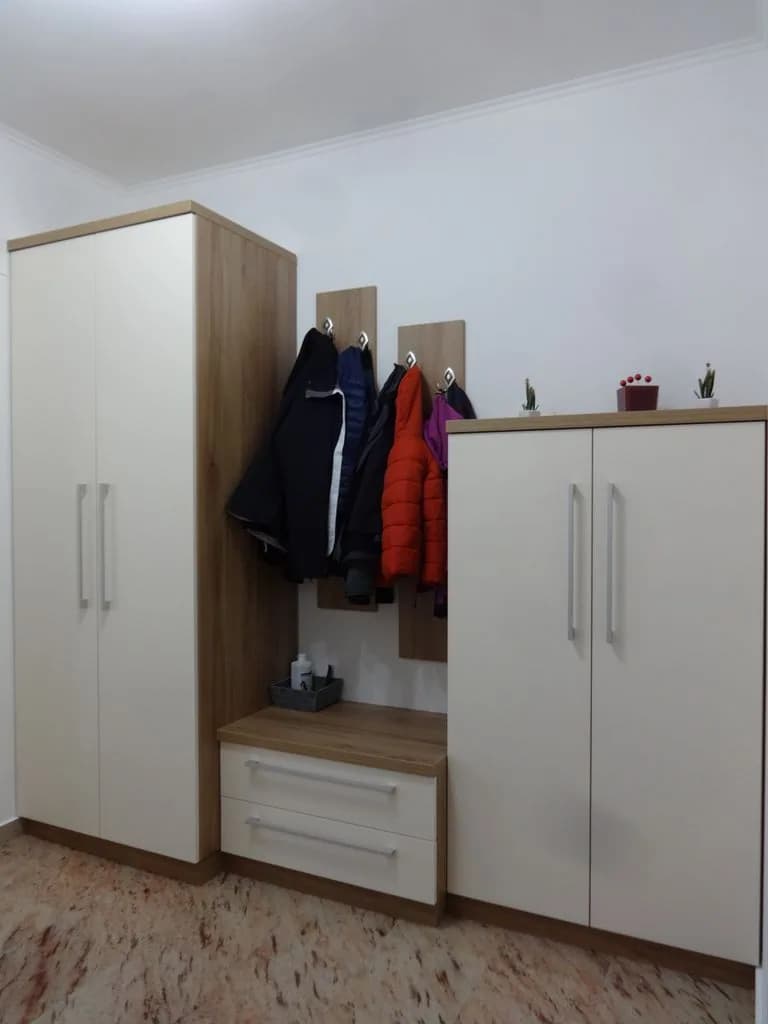 Bela garderobna omara z obešalniki in čevljarnikom