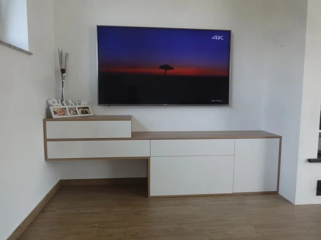 Lebdeča TV-komoda v beli barvi in hrastu