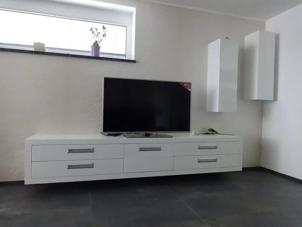 Bela lebdeča TV-komoda in viseče omarice