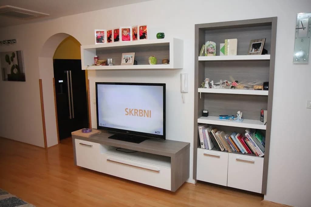 Vgradne police in TV-kotiček v dnevni sobi