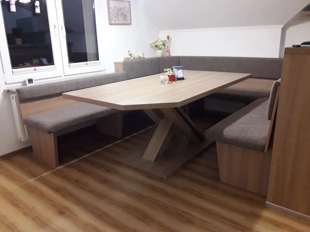 Oblazinjena kotna klop in miza s križnim podnožjem