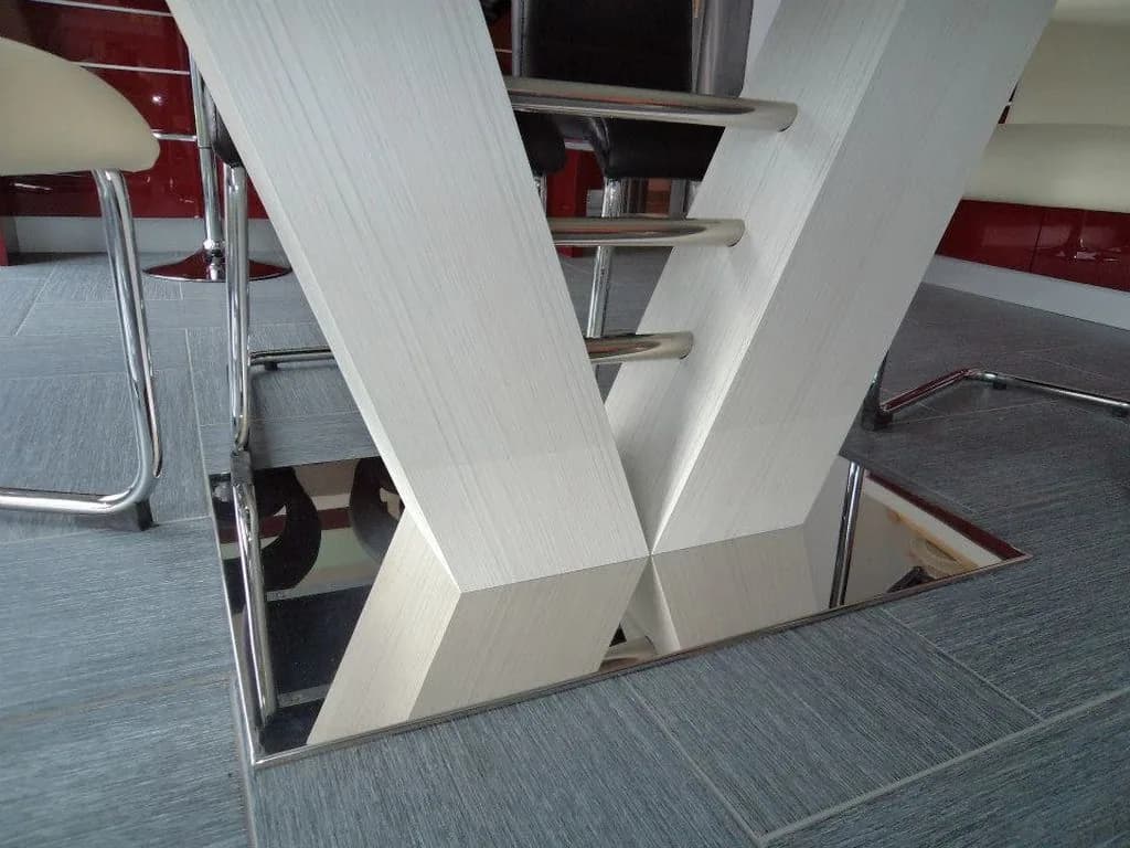 Detajl križnega podnožja mize z inox vložki