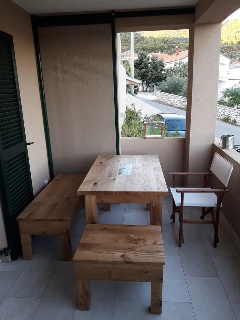 Masivna vrtna miza s klopmi na terasi