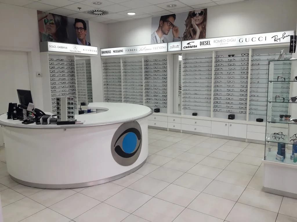 Notranjost optike s pultom in razstavnimi policami
